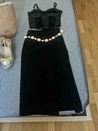 Conjunto Top Lencero y Falda Midi Negra