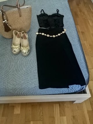 Conjunto Top Lencero y Falda Midi Negra