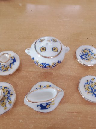 Set di stoviglie in miniatura in porcellana per case delle bambole
