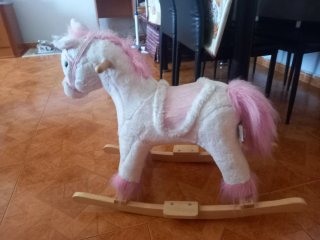 Caballito balancín de peluche rosa
