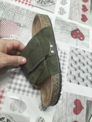 Zuecos verdes de ante