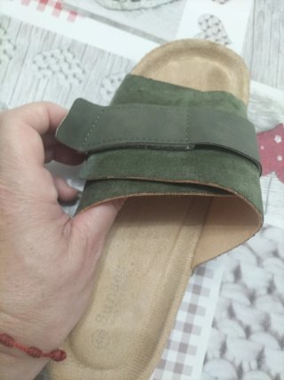 Zuecos verdes de ante