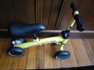 Bici sin pedales amarilla