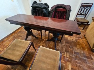 Mesa de comedor de madera oscura y 6 sillas