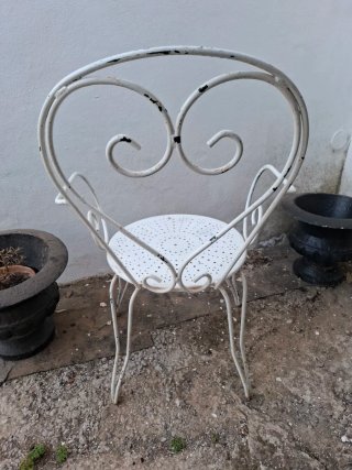 Silla de hierro forjado blanca