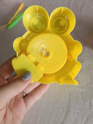 Rana,dos varitas de pescar y doce piececitos.
