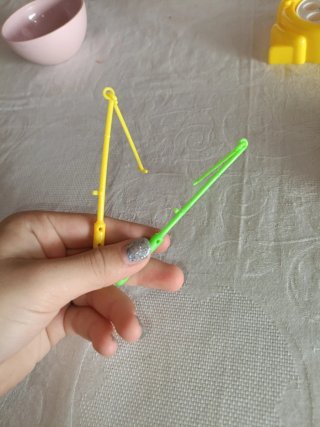 Rana,dos varitas de pescar y doce piececitos.