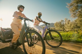 Bicicleta eléctrica trekking motor central cuadro bajo
