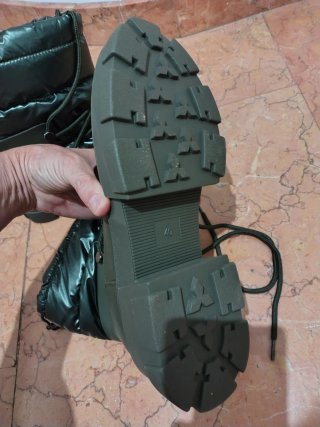 Botas verdes acolchadas para nieve o montaña