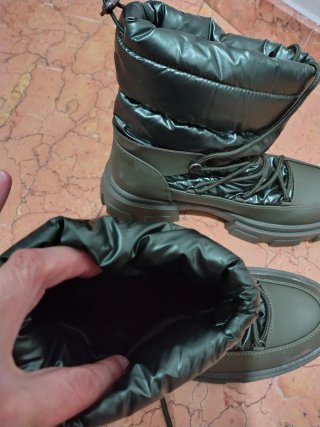 Botas verdes acolchadas para nieve o montaña