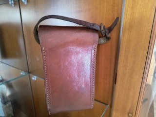 Funda antigua de cuero para cámara plegable