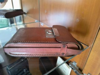 Funda antigua de cuero para cámara plegable