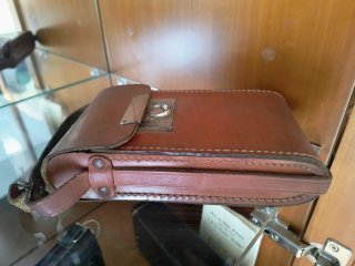 Funda antigua de cuero para cámara plegable