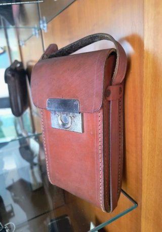 Funda antigua de cuero para cámara plegable