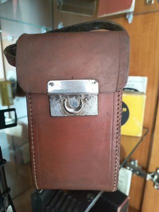 Funda antigua de cuero para cámara plegable