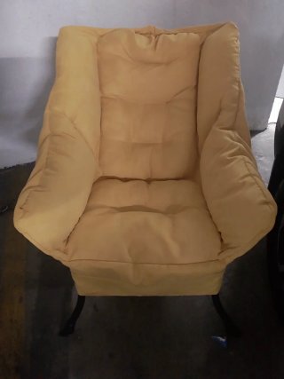 Sillón cómodo con reposapiés