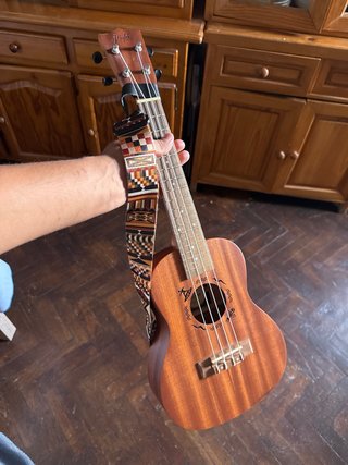 Ukelele Soprano con Correa y Afinador
