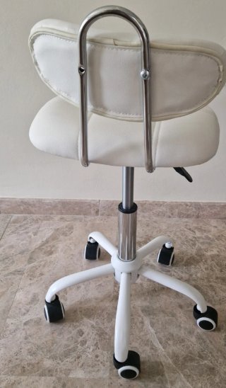 Taburete con respaldo blanco y plateado