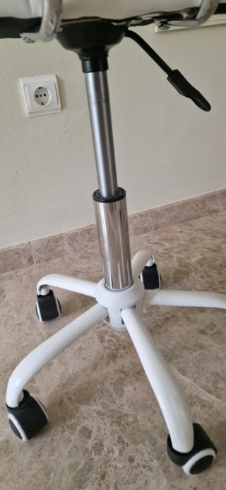 Taburete con respaldo blanco y plateado