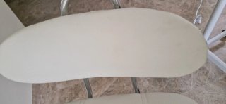 Taburete con respaldo blanco y plateado