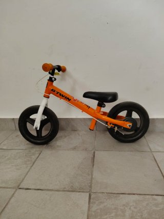 Bicicleta sin pedales naranja