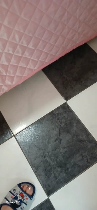 Colcha rosa con bordado floral