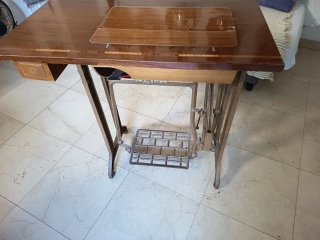 Máquina de coser Alfa con mesa.