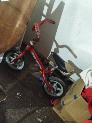 Bicicleta de equilibrio roja para niños