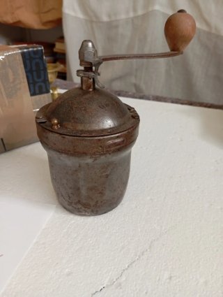 Molinillo de café antiguo