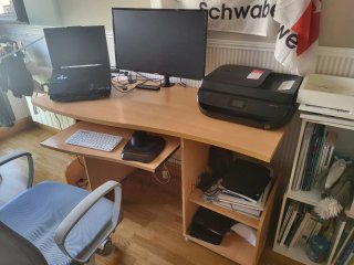 Mesa de escritorio en buenas condiciones.