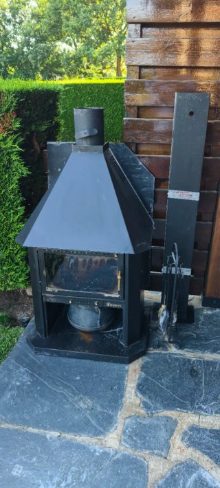 Chimenea metálica de leña negra