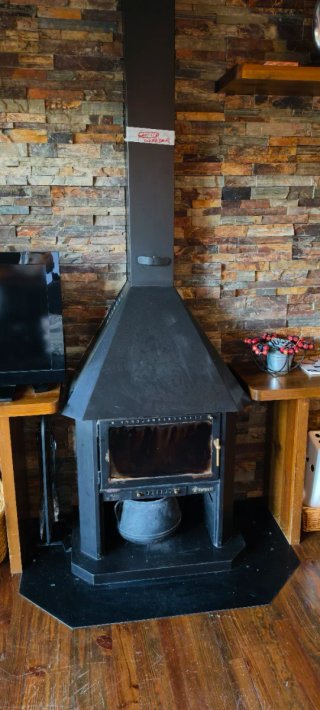 Chimenea metálica de leña negra