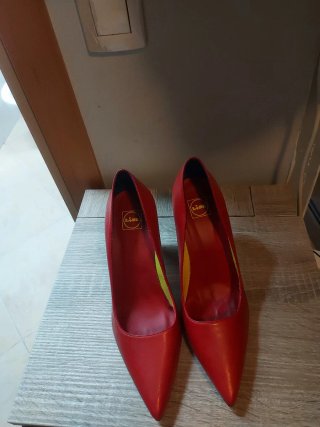 Zapatos de tacón rojos y amarillos