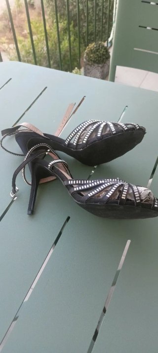 Zapatos de fiesta negros y plateados