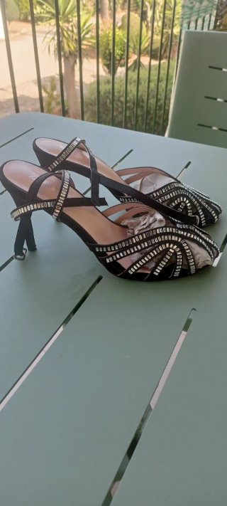 Zapatos de fiesta negros y plateados