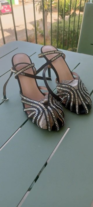 Zapatos de fiesta negros y plateados