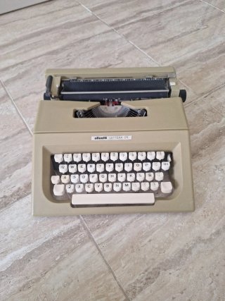 Máquina de escribir Olivetti Lettera 25