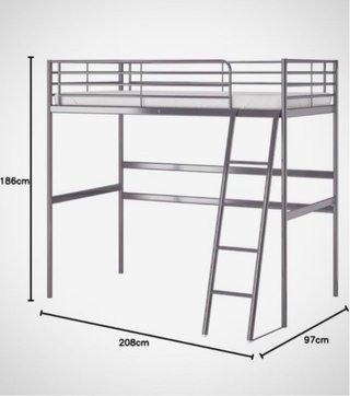Cama alta metálica Ikea con escritorio