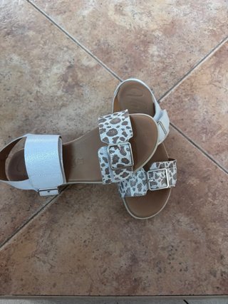Sandalias blancas y leopardo talla 36
