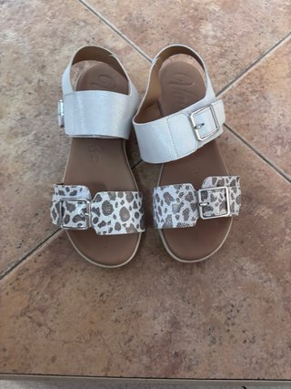 Sandalias blancas y leopardo talla 36