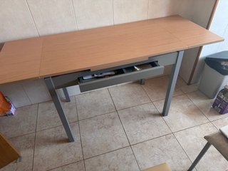 Mesa con 2 sillas y 2 taburetes cocina.