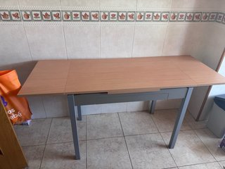 Mesa con 2 sillas y 2 taburetes cocina.