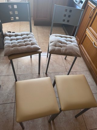 Mesa con 2 sillas y 2 taburetes cocina.