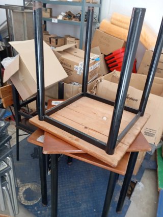 Juego de 5 mesas de 70x70 madera y patas metálicas