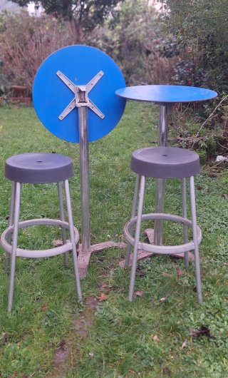 Mesa de terraza con 2 taburetes