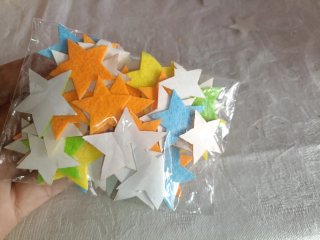 Estrellas de fieltro adhesivas para decorar