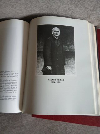 2 libros 1 en euskera.