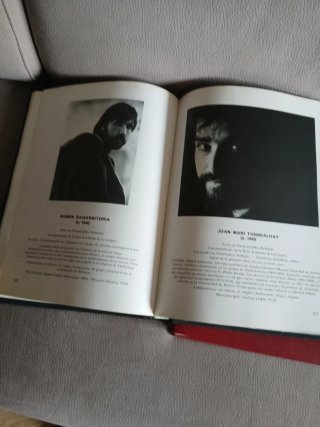 2 libros 1 en euskera.