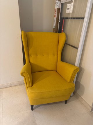 Sofá orejero amarillo de tela