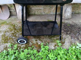Barbacoa de metal negra